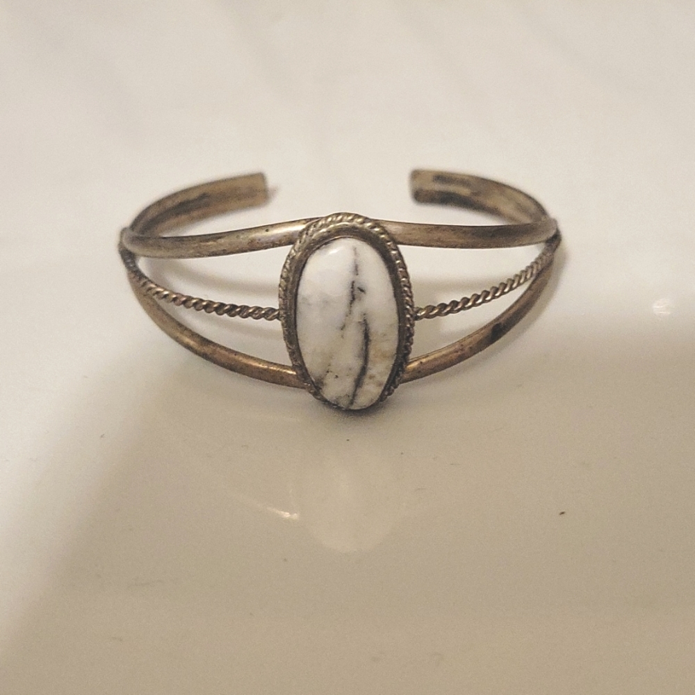 Adjustable white stone bracelet